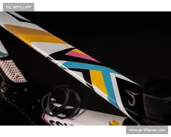 波加查定制涂装Colnago Y1Rs背后空气动力学革新与赛车性能提升解析